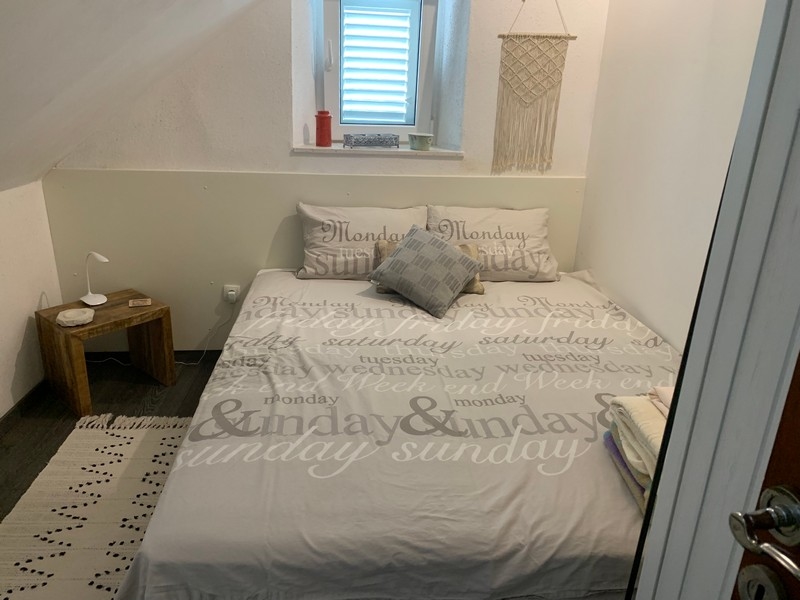Chambre avec fenêtre et mobilier