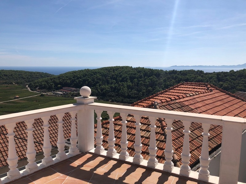 Belles terrasses avec vue sur la mer et les montagnes
