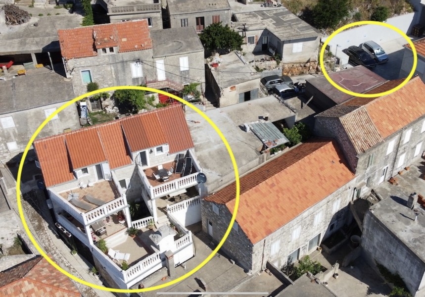 2 maisons jumelées, places de parking pour 3 voitures incluses