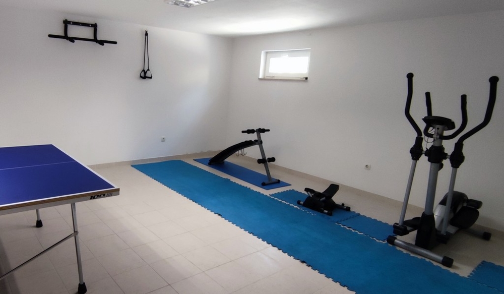 Salle de fitness avec table de ping-pong
