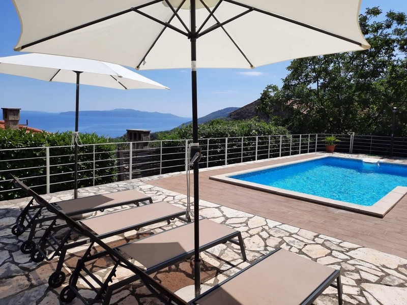 Terrasse chic avec piscine et espace de repos