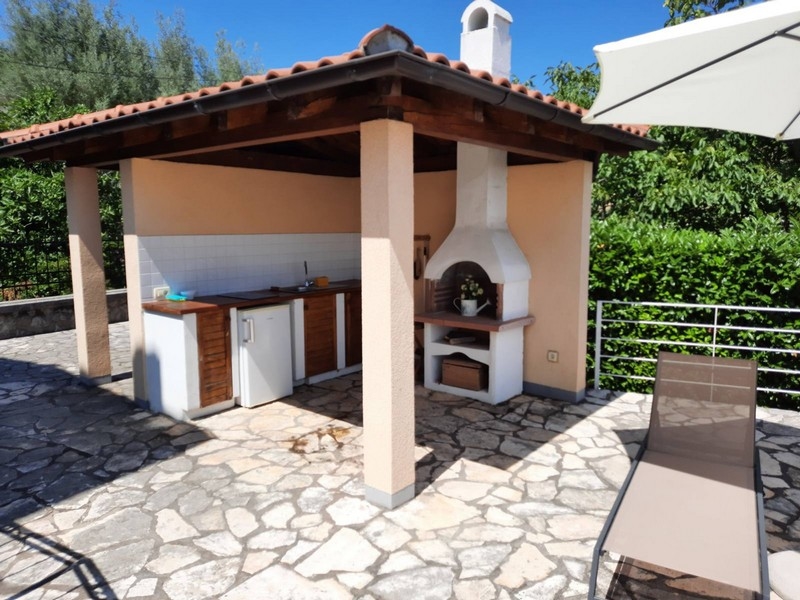 Cuisine d'été dans la cour avec barbecue en pierre - villa en Istrie