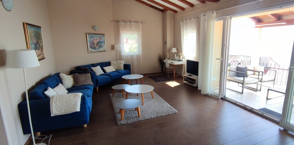 Spacieux salon avec accès à la terrasse avec vue mer - H2644