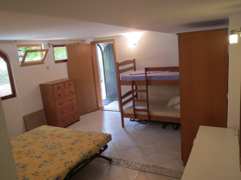 Chambre avec vue sur l'espace extérieur.