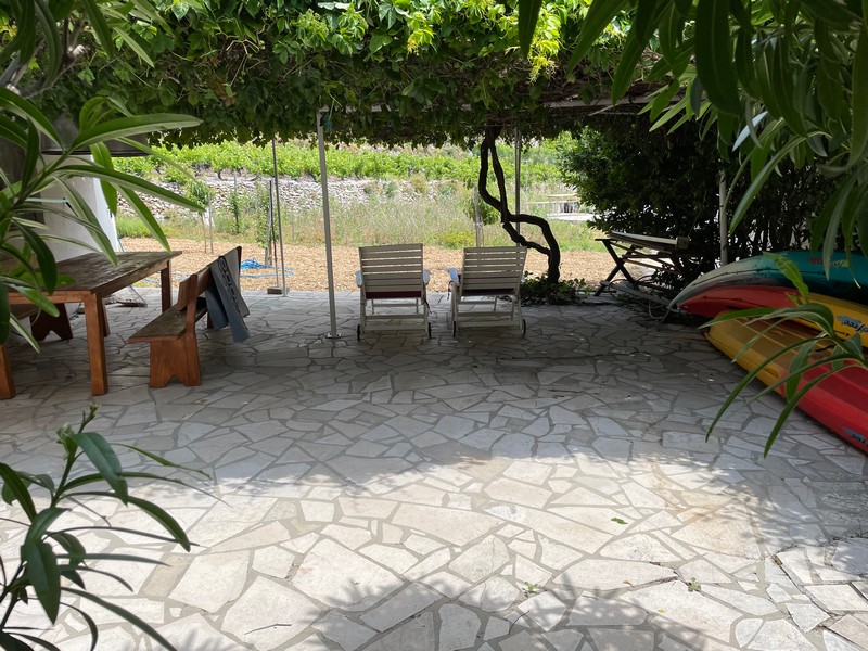 Terrasse de la maison H2653, située dans un petit village croate au bord de la mer.