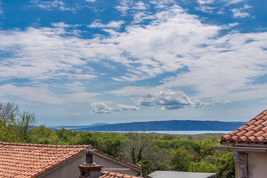Ciel nuageux au-dessus des toits de tuiles et de la baie