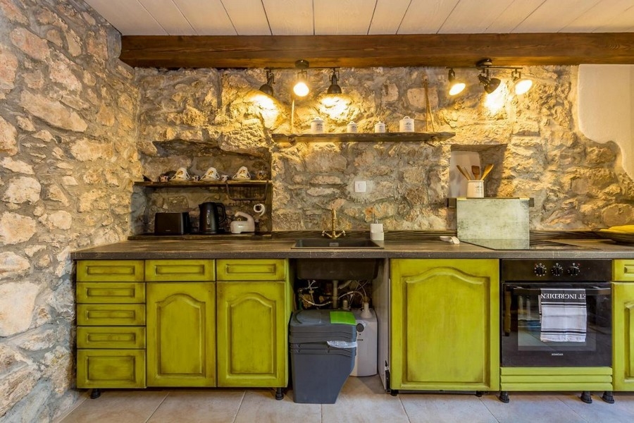 Cuisine méditerranéenne de style maison de campagne rustique - Panorama Scouting H2661 en Croatie.