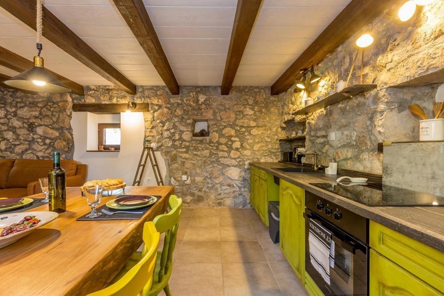 Cuisine et coin repas au rez-de-chaussée.