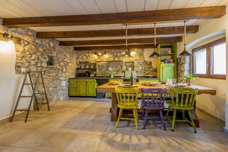 Rez-de-chaussée méditerranéen avec éléments rustiques de la maison d'origine.