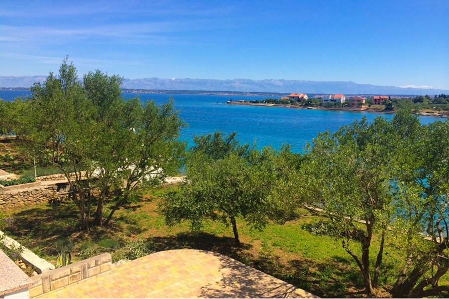 Spacieuse villa avec grand terrain en bord de mer sur l'île d'Ugljan en Croatie.