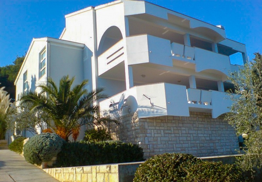 Maison avec plusieurs appartements en bord de mer, Croatie.