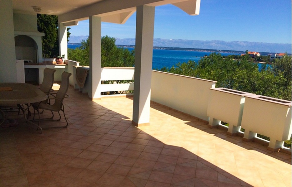 Terrasse avec vue sur la côte et le massif du Velebit sur le continent.