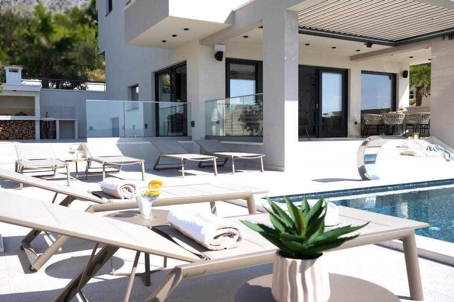 Espace piscine de la villa H2679