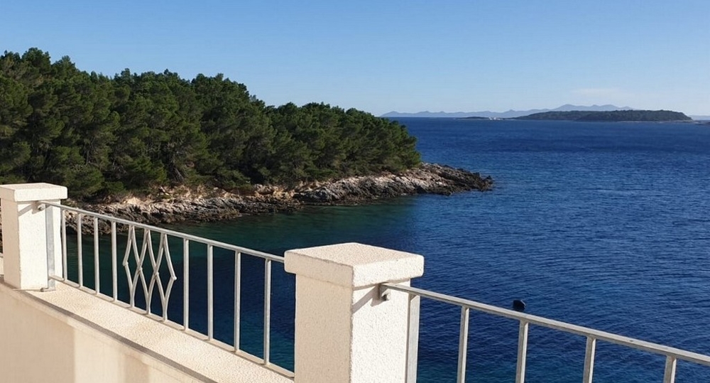 Villa sur Korcula avec vue de la terrasse sur la côte rocheuse et les îles