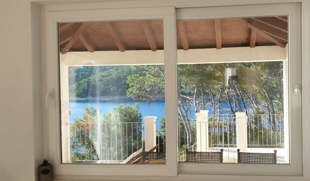 Vue mer depuis la fenêtre de la cuisine.