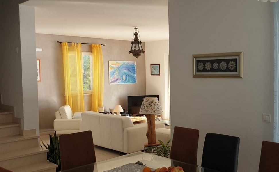 Séjour avec tableaux au mur.