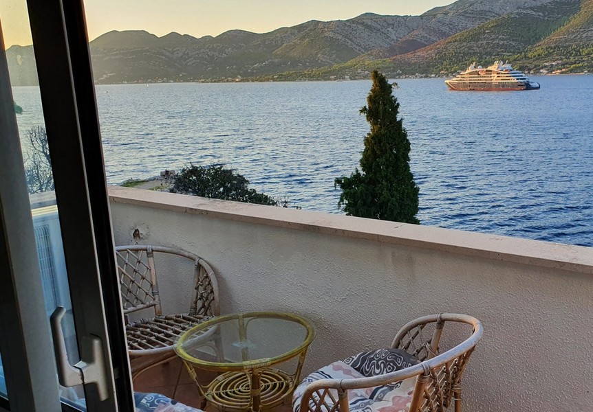 Terrasse avec magnifique vue mer du bien H2685 sur l'île de Korcula en Croatie.
