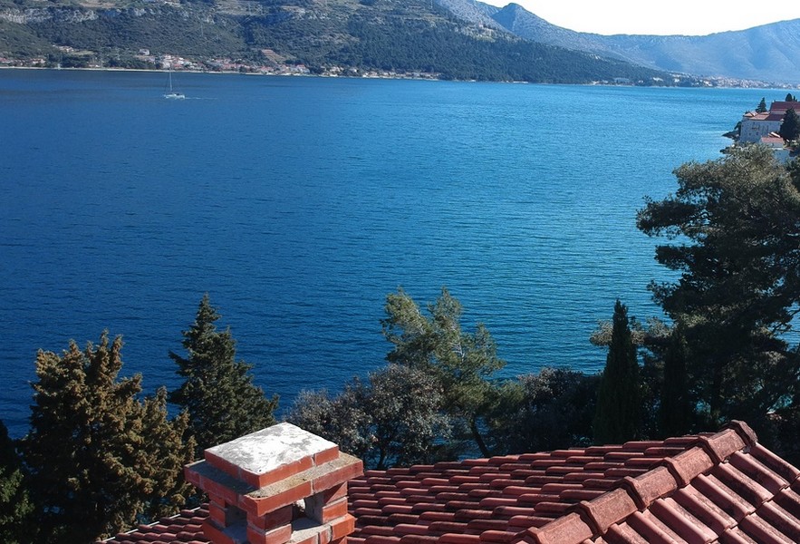 Vue mer depuis les combles de la maison H2685, île de Korcula, Croatie.