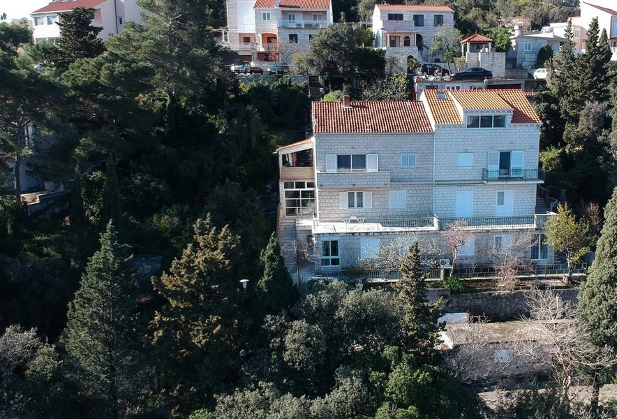 Maison sur la pente boisée entre pins et cyprès