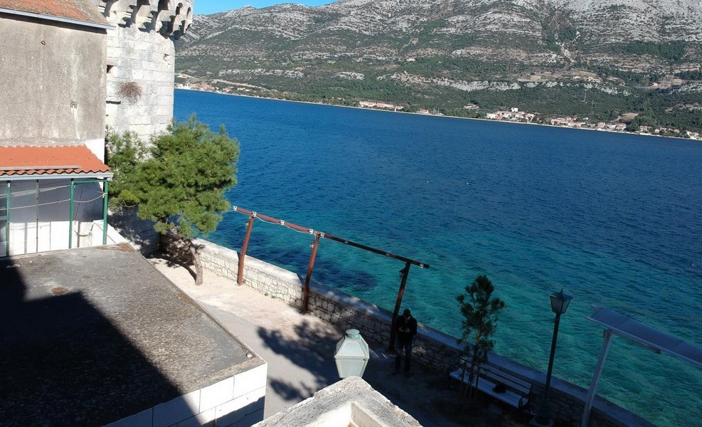 Cette maison de ville historique en Croatie se trouve directement au bord de la mer.