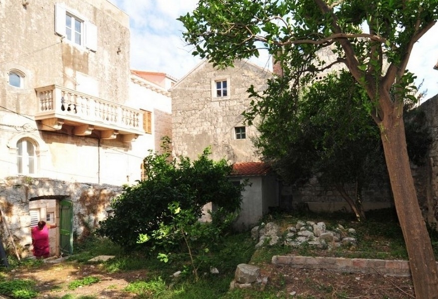 Jardin à l'arrière du bien H2688 en Croatie sur l'île de Korcula.