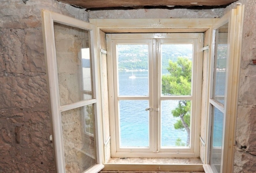 Vue mer depuis la maison de la vieille ville H2688 sur l'île de Korcula en Croatie - Panorama Scouting.