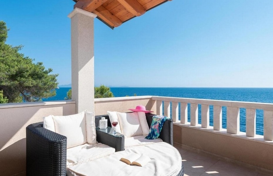 Terrasse avec vue mer panoramique en Croatie.