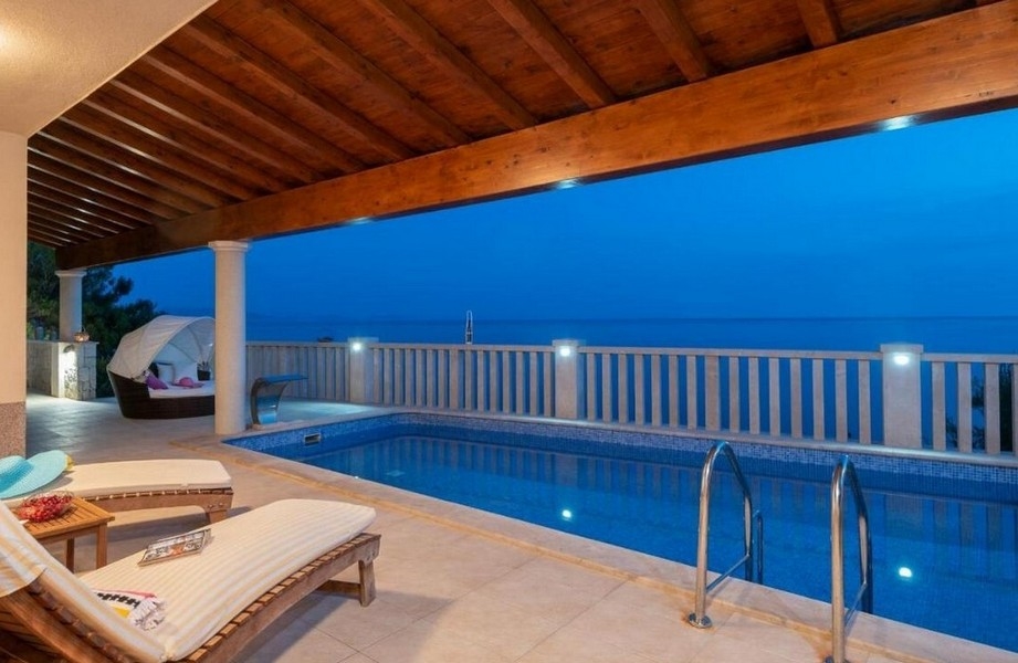 Piscine couverte avec plafond en bois dans une villa de luxe sur Korcula
