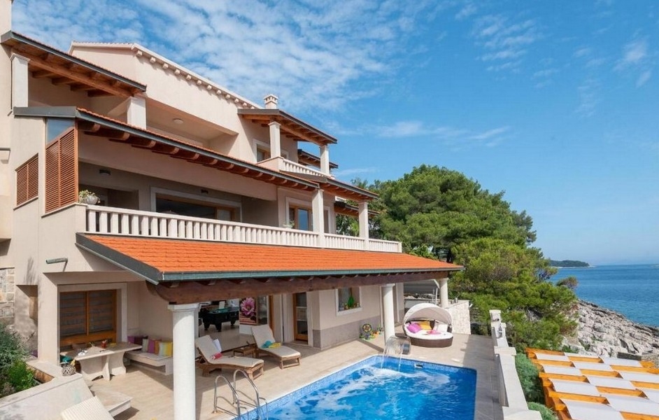 Maison avec balustrades et piscine directement au-dessus de la côte rocheuse