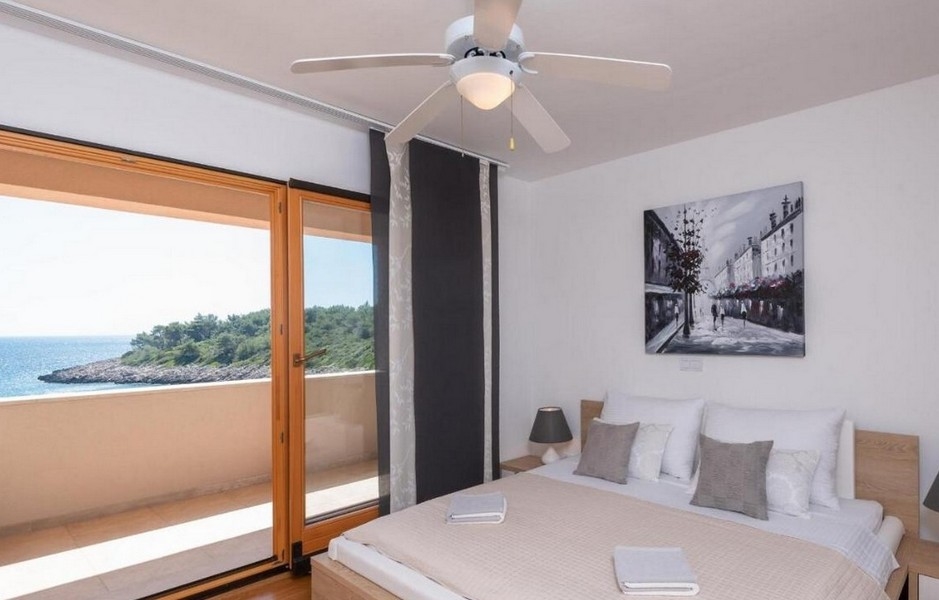 La chambre attrayante avec vue sur la mer et la baie pittoresque.