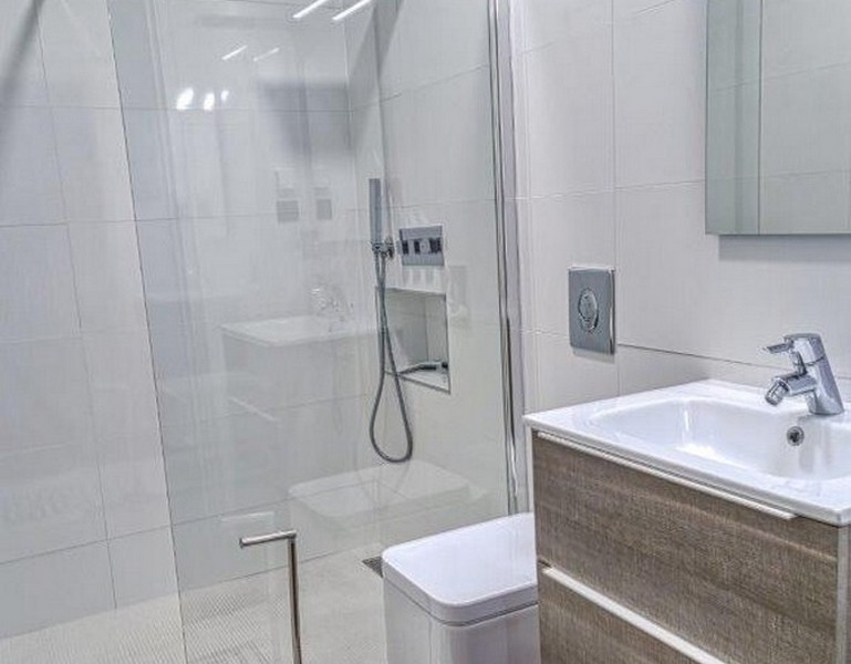 Salle de bains avec douche.