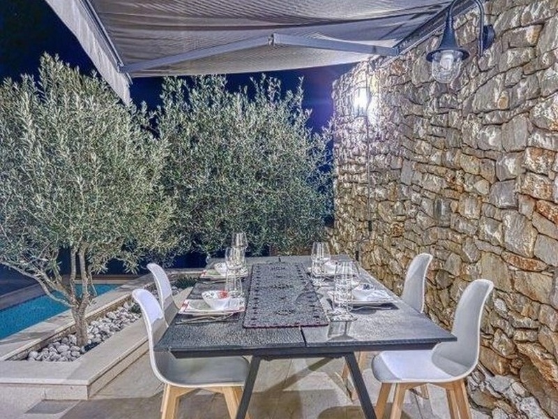 Coin repas dans le jardin de la villa H2690 en Croatie - Panorama Scouting.