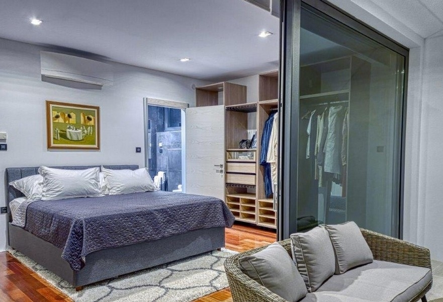 Chambre moderne et luxueuse de la villa H2690 en Croatie - Panorama Scouting.