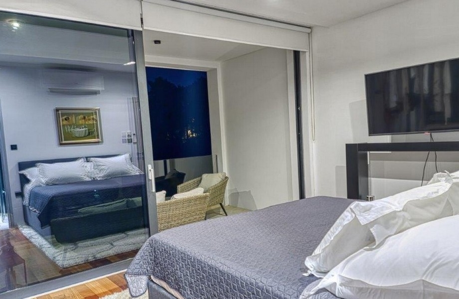 La chambre moderne dans l'ambiance du soir.