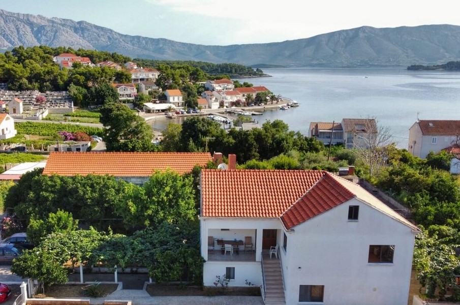 Biens près de la mer sur l'île de Korcula en Croatie - Panorama Scouting.