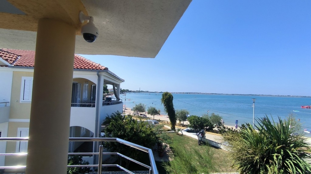 Maison avec vidéosurveillance en première ligne face à la mer en Croatie - Panorama Scouting Immobilier.