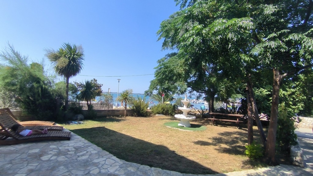 Vue sur le jardin et sur la plage.