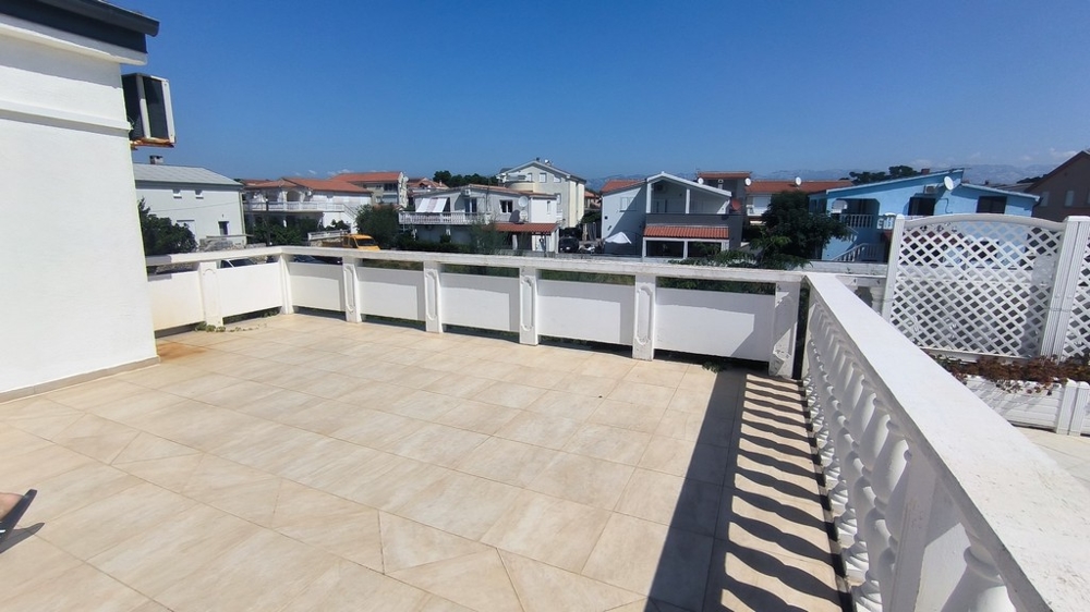 Grande terrasse à l'étage.
