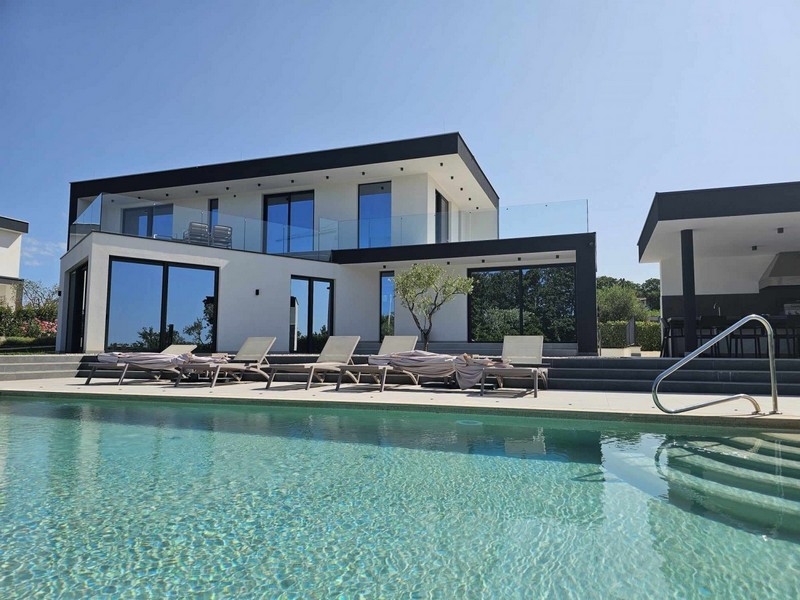 Villa près de Porec avec piscine et transats sur la terrasse