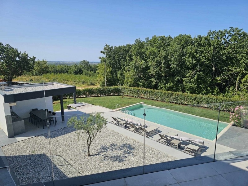 Vue sur la piscine du bien H2720 en Istrie, Croatie - Panorama Scouting agence immobilière.