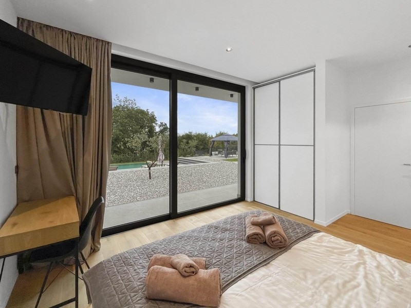 Chambre avec accès à la terrasse.