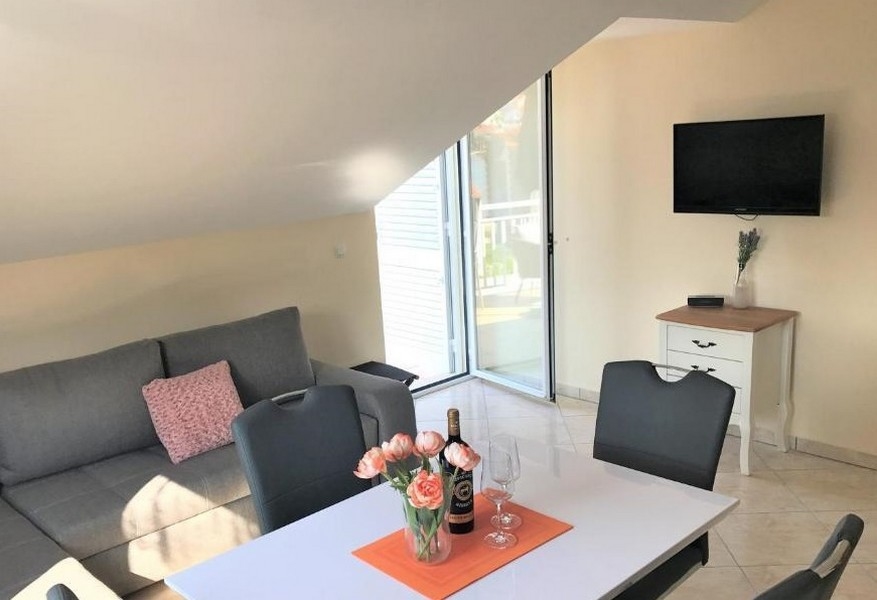 Séjour lumineux avec accès à la terrasse - H2721
