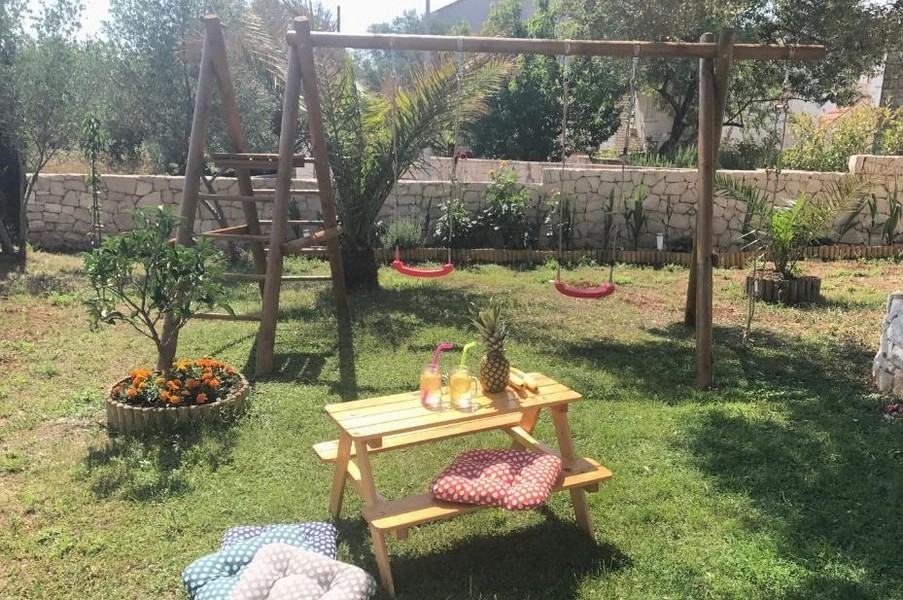 Jardin avec balançoire.