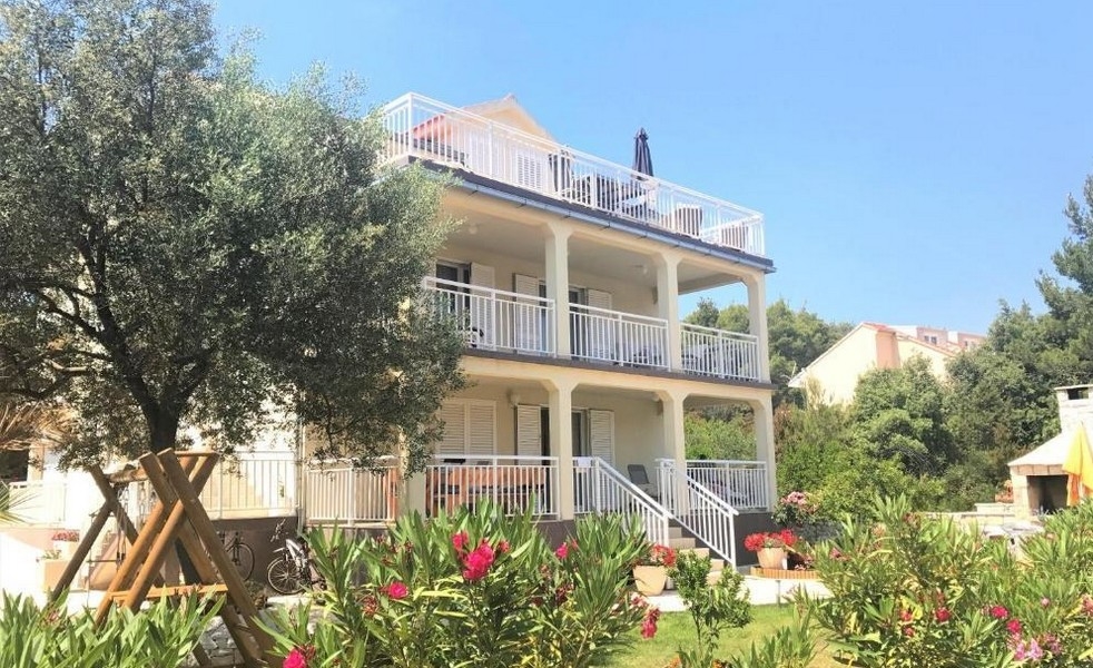 Spacieux immeuble de rapport avec vue mer en Dalmatie du Sud