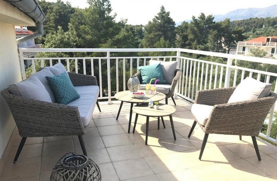Grandes terrasses avec sièges et belle vue - H2721