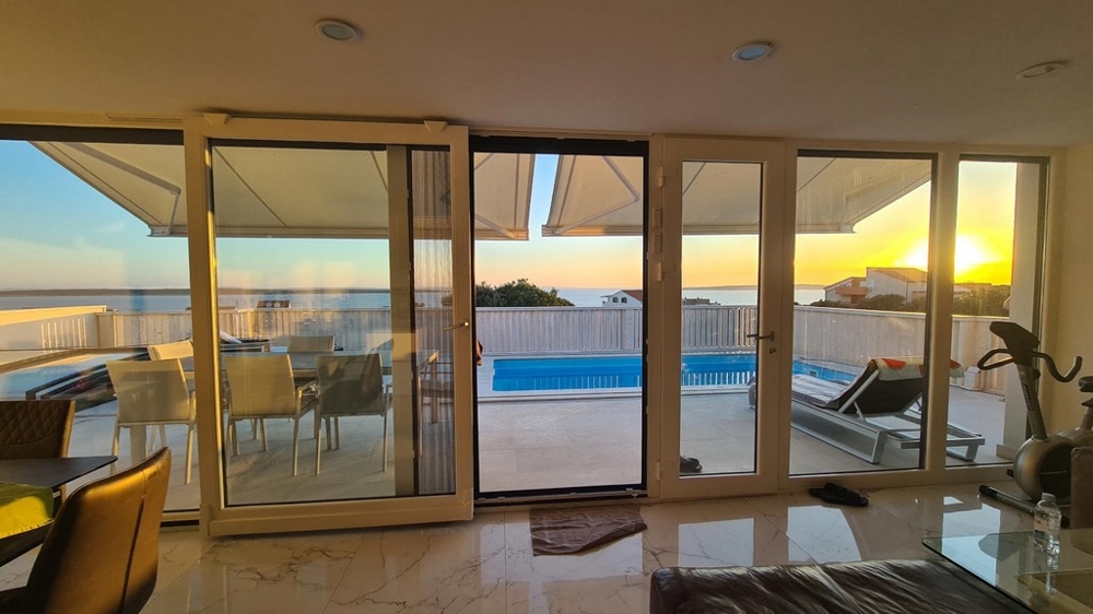 Vue sur la mer et la piscine depuis le salon attrayant du bien H2724 en Croatie.