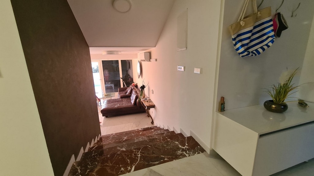 Un escalier mène au salon.