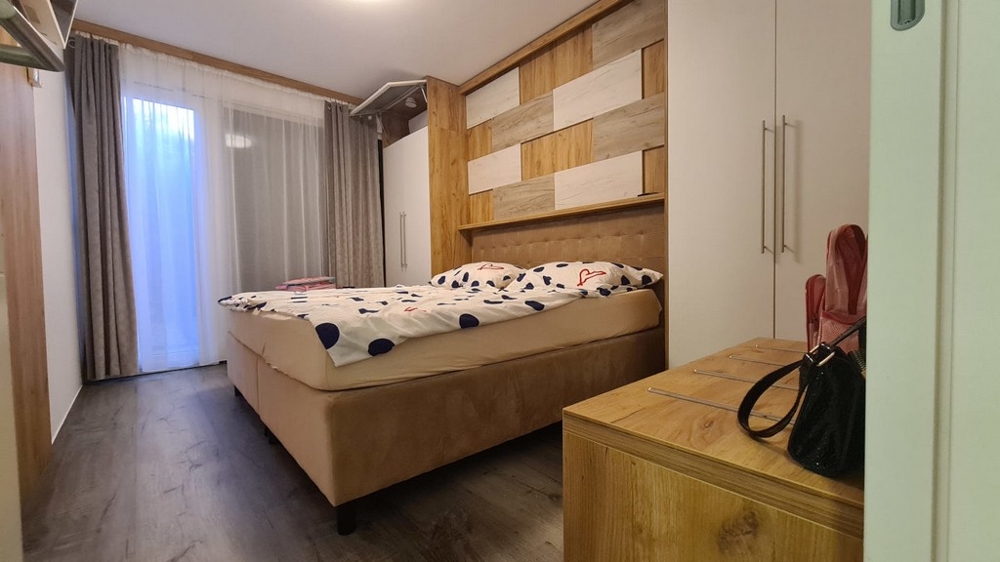La deuxième chambre avec un lit double confortable.