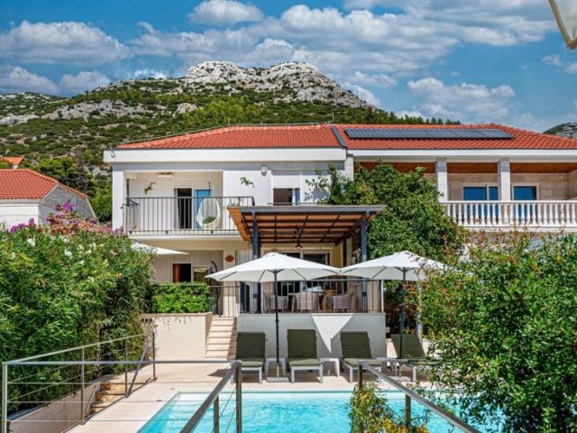 Maison jumelée avec piscine directement au bord de la mer