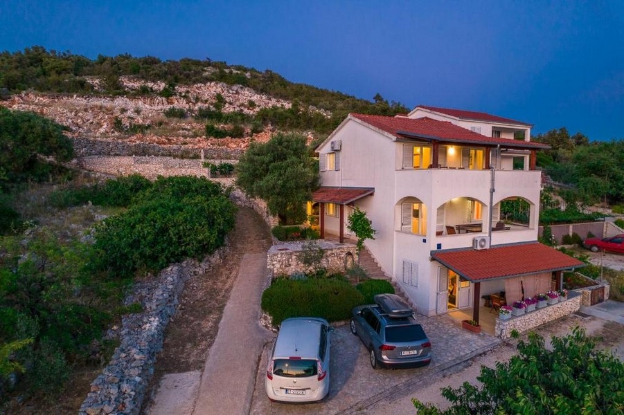 Immeuble de rapport bien entretenu avec vue mer panoramique à Marina -  Panorama Scouting
